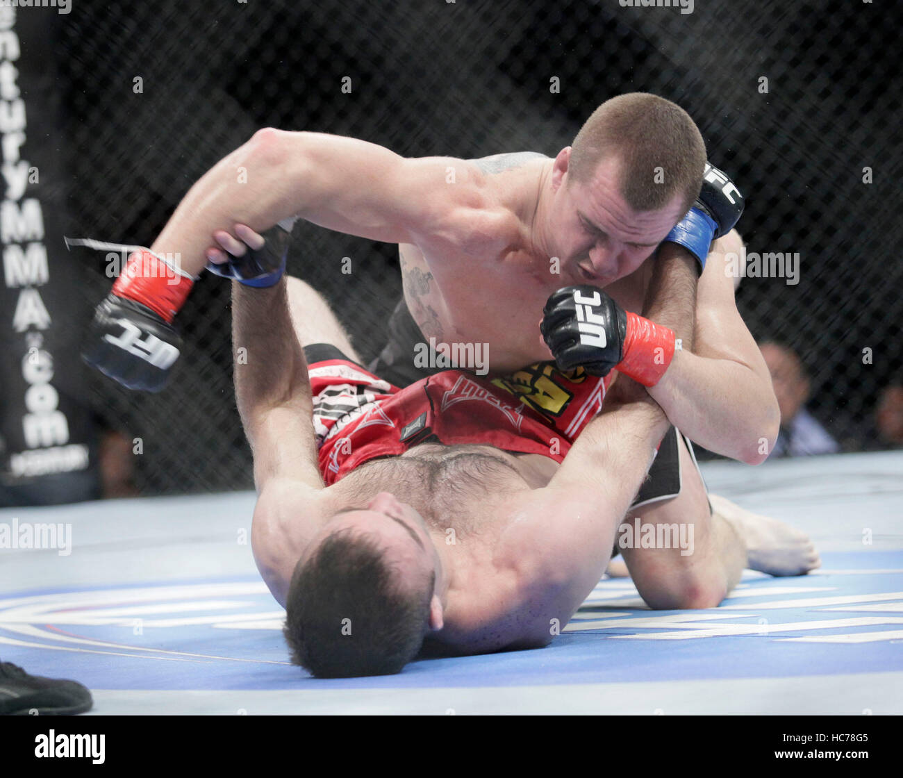 UFC fighter Paul Kelly, top combatte Jacob Volkmann a UFC-Live: Jones vs. Matyushenko al San Diego Sports Arena Il 1 agosto 2010, a San Diego, California. Francesco Specker Foto Stock