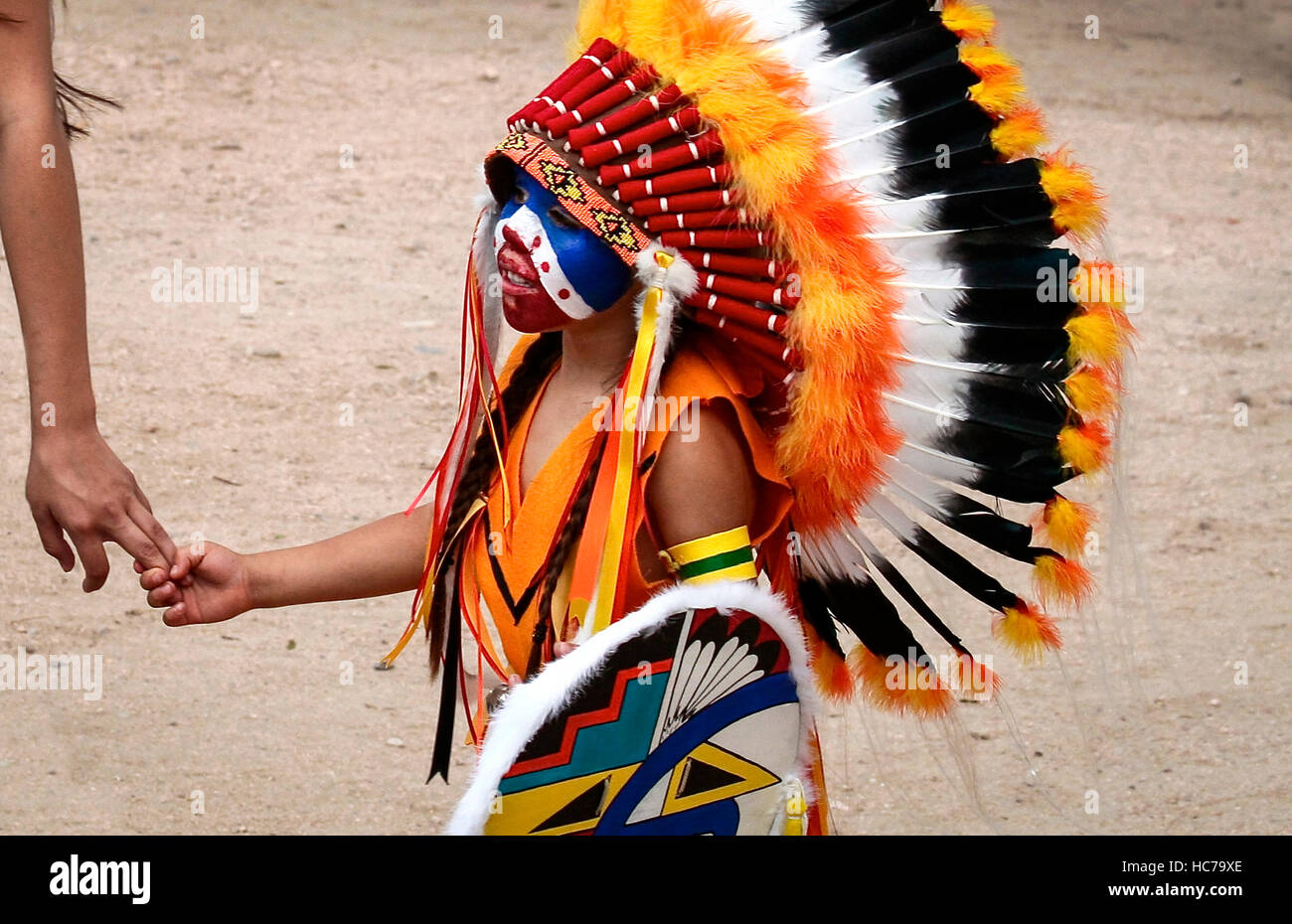 Ohkay Owingeh Pueblo, Nuovo Messico, Stati Uniti. Estate festa di celebrazione. Principali Tewa tribù. Madre che assiste il figlio. Foto Stock