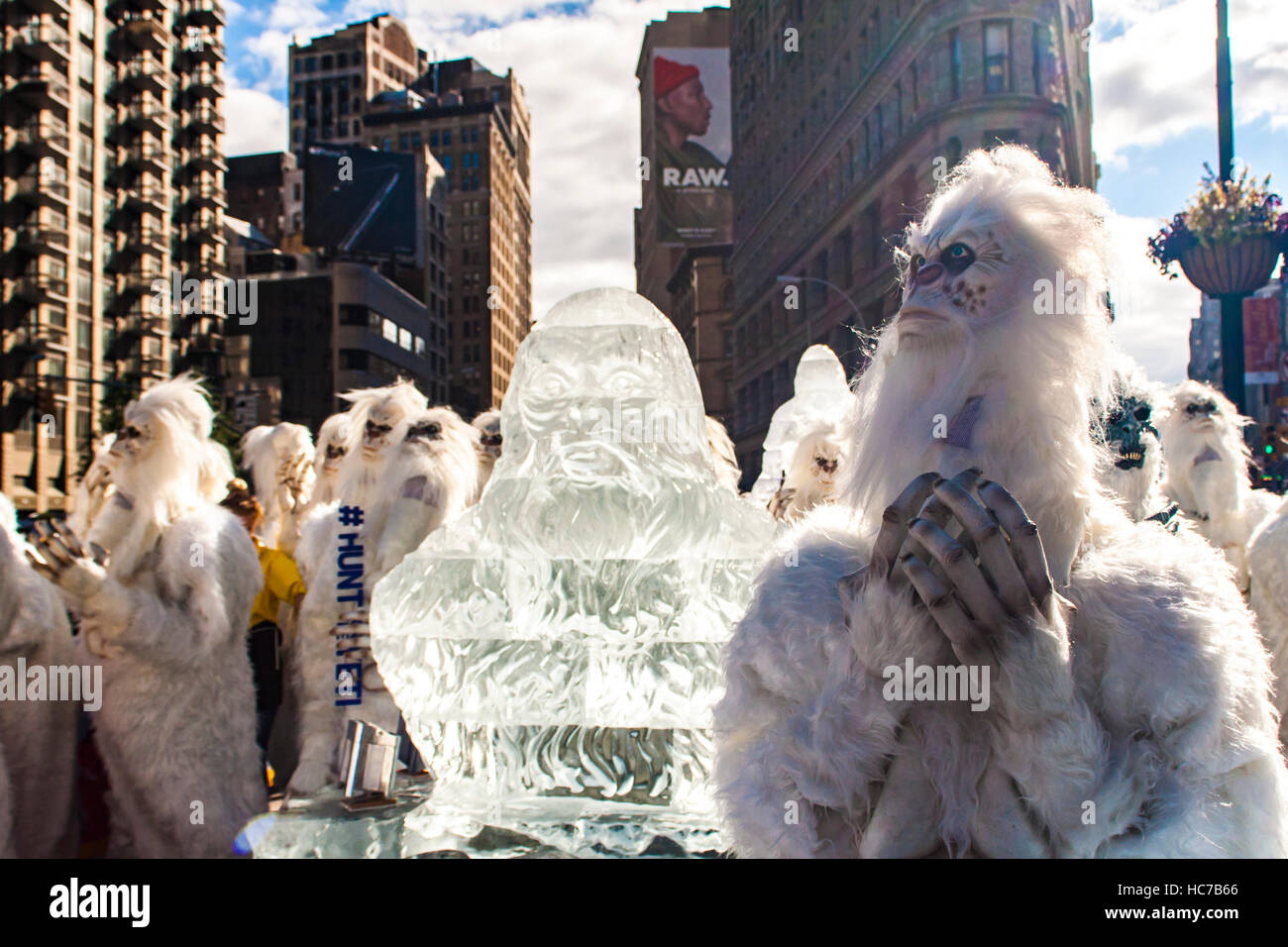 NEW YORK, Stati Uniti d'America - 4 ottobre 2016: ignoti a spedizione sconosciuto: caccia per Yeti campagna per il canale viaggi serie. Foto Stock