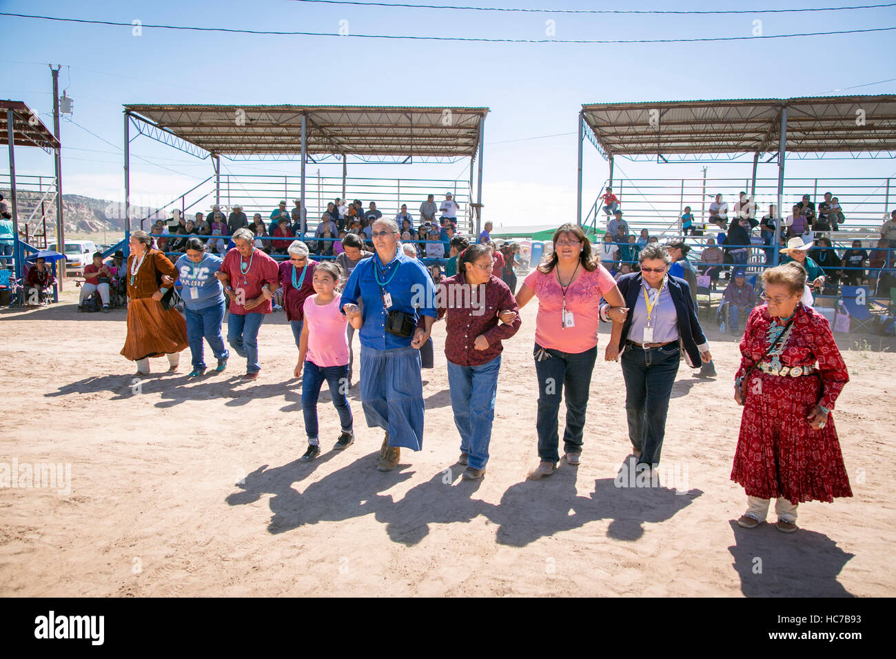 Navajo Nation, finestra Rock, AZ. Stati Uniti d'America. Navajo Nation Fair. Anziani DANZA IN FIERA DELLA COMUNITÀ Foto Stock