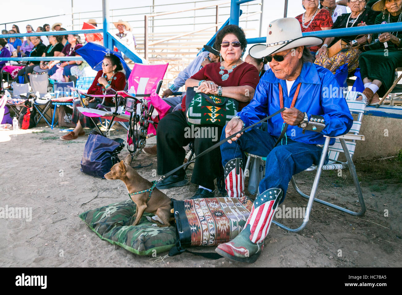 Navajo Nation, STATI UNITI D'AMERICA. Navajo Nation Fair. Anziani guarda i migliori vestiti la concorrenza e i ballerini. Foto Stock