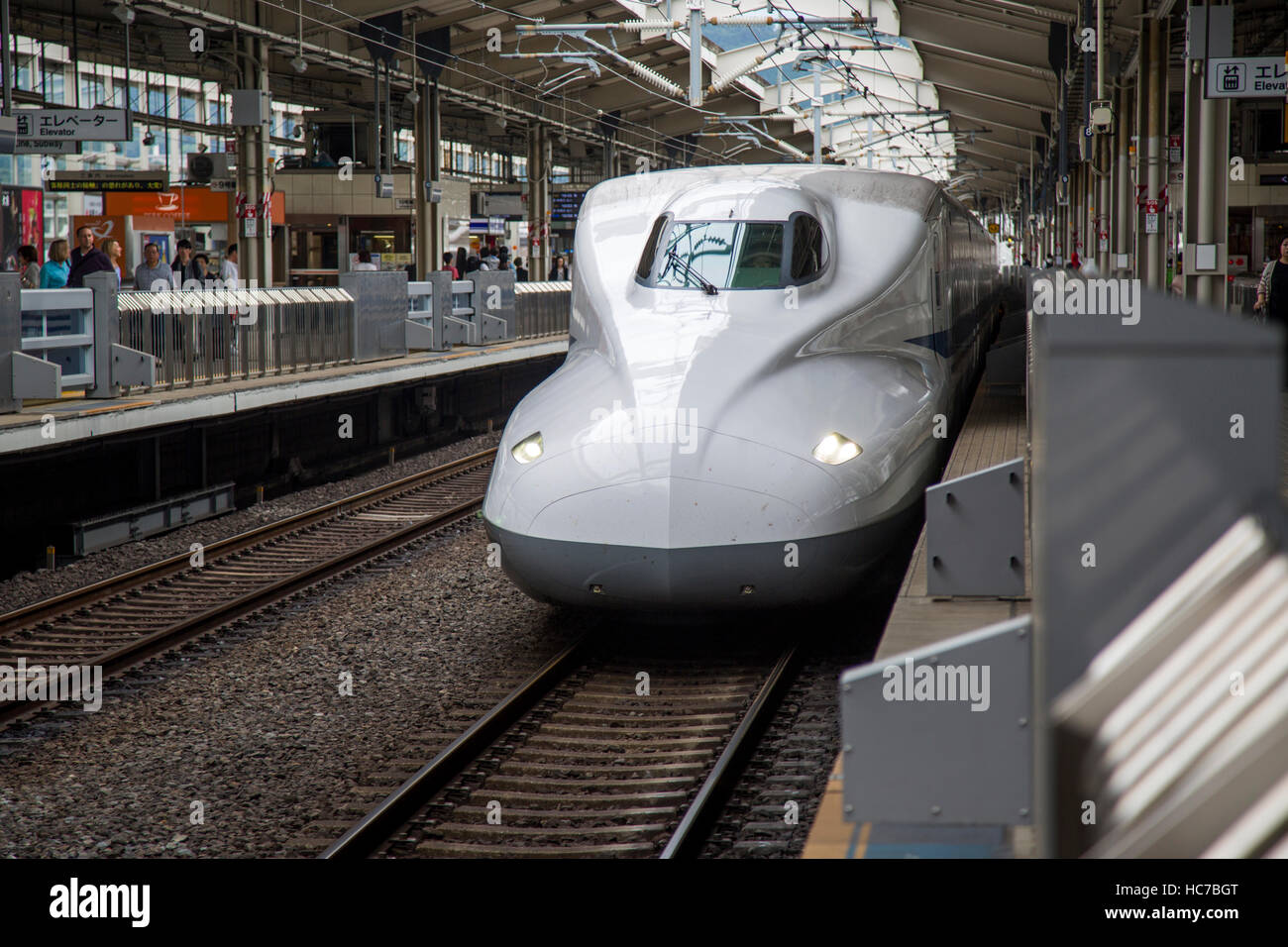 Shinkansen N700 treno veloce alla stazione di Kyoto in Giappone. N700 serie treni hanno una velocità massima di 300 km/h. Foto Stock