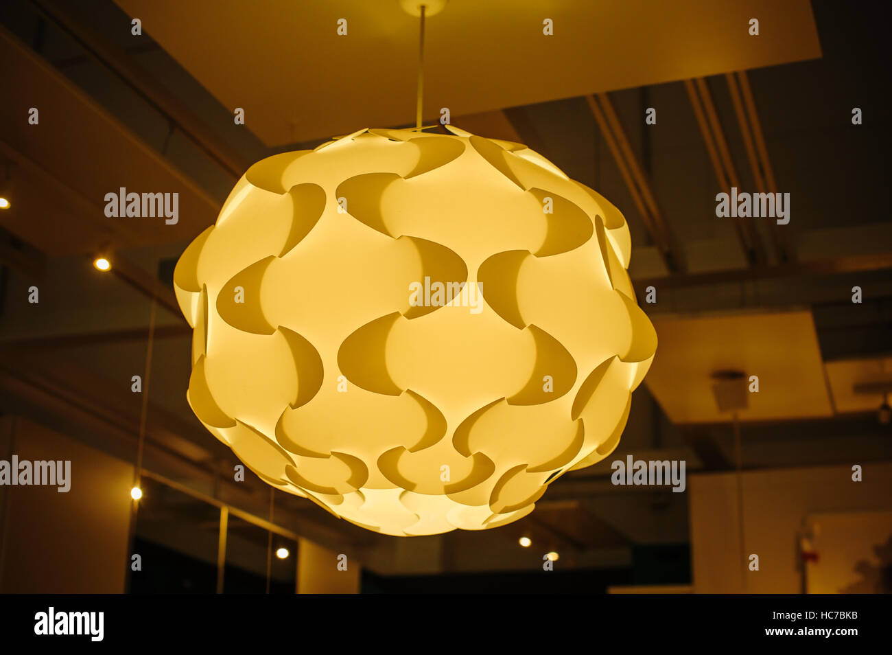 Splendido lampadario di tessuto all'interno del ristorante Foto Stock