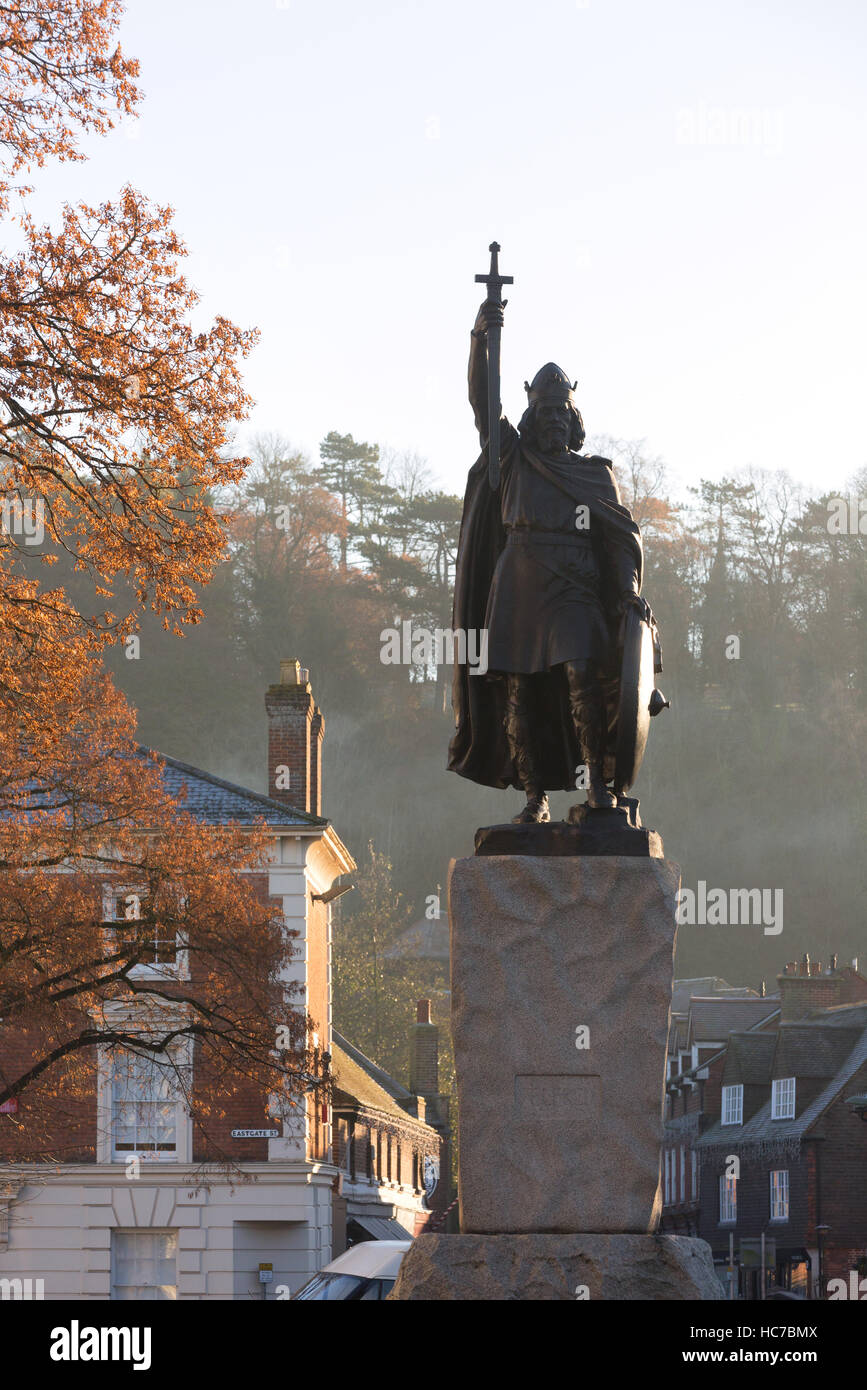 La statua del Re Alfredo il Grande, da Hamo Thornycroft, nel centro di Winchester in autunno, Winchester, Hampshire REGNO UNITO Foto Stock