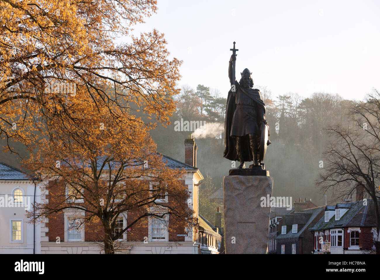 La statua del Re Alfredo il Grande, da Hamo Thornycroft, nel centro di Winchester in autunno, Winchester, Hampshire REGNO UNITO Foto Stock