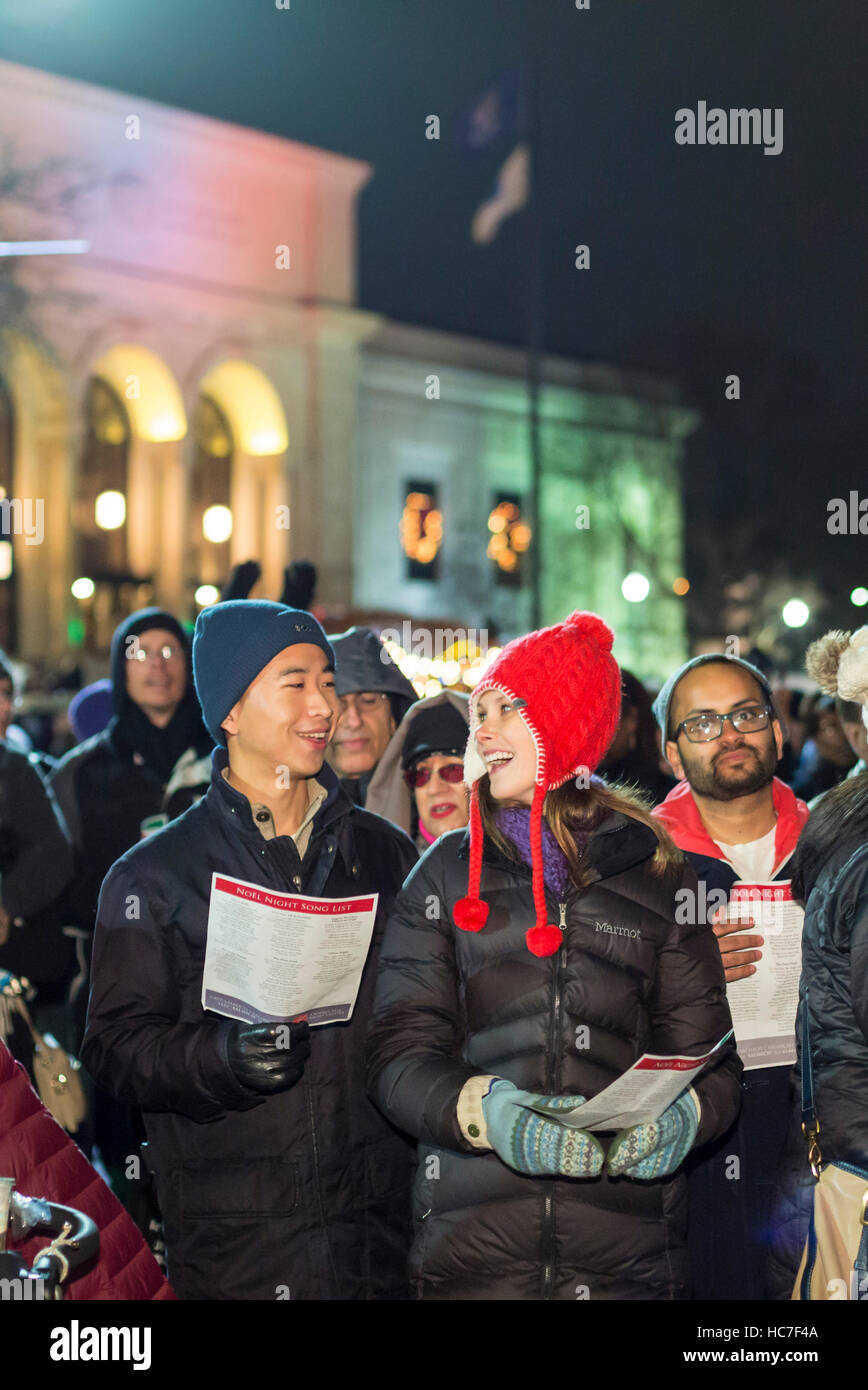 Detroit, Michigan - la folla si raduna davanti al Detroit Institute of Arts a cantare i canti natalizi presso il Noel annuale notte. Foto Stock