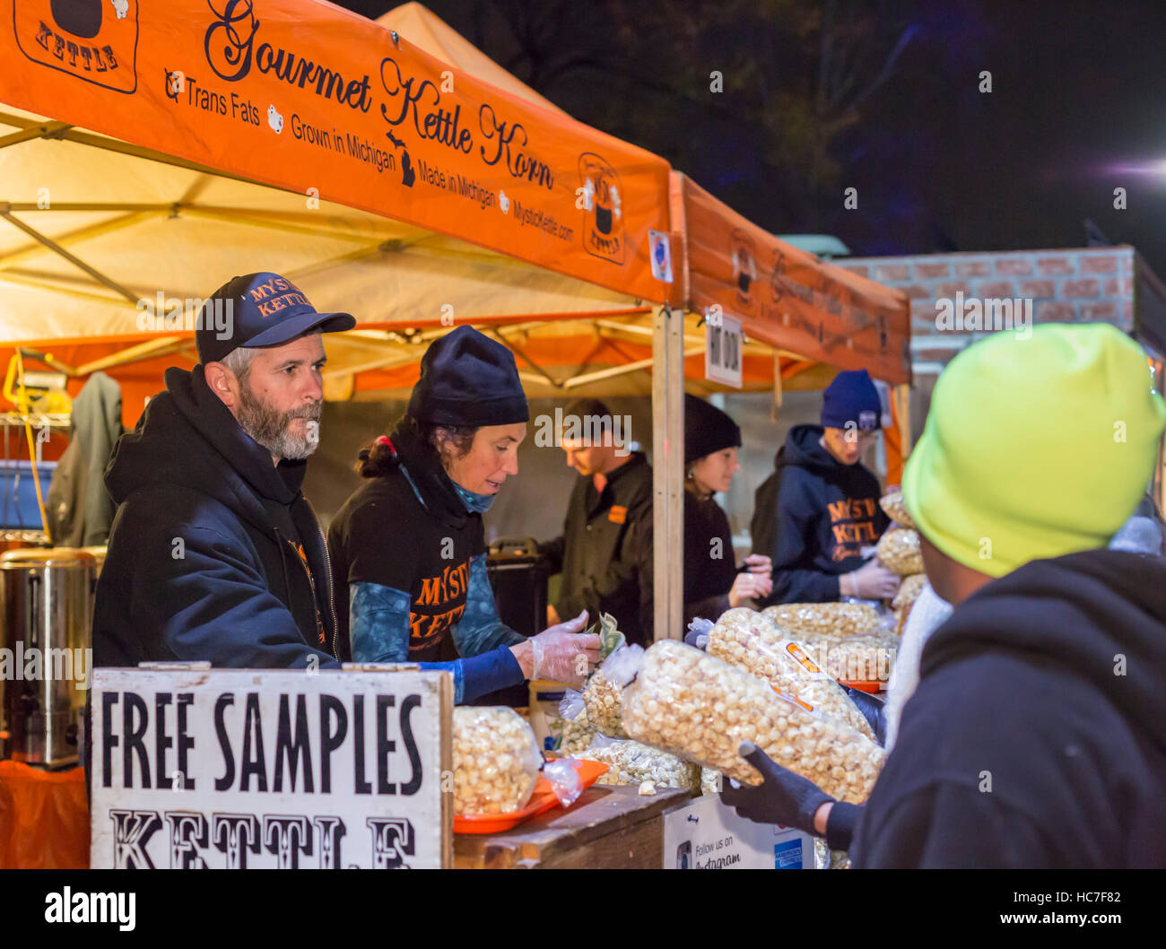 Detroit, Michigan - la gente compra bollitore Korn in corrispondenza di un stand esterno su Noel notte, l'inizio della stagione di vacanze a Detroit. Foto Stock