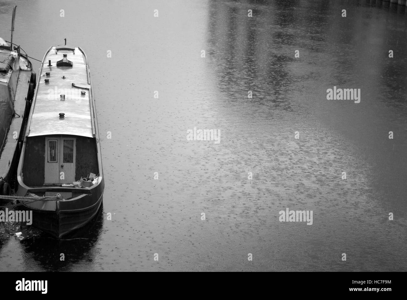 Pioggia su chiatte in Clarence Dock,Leeds Foto Stock