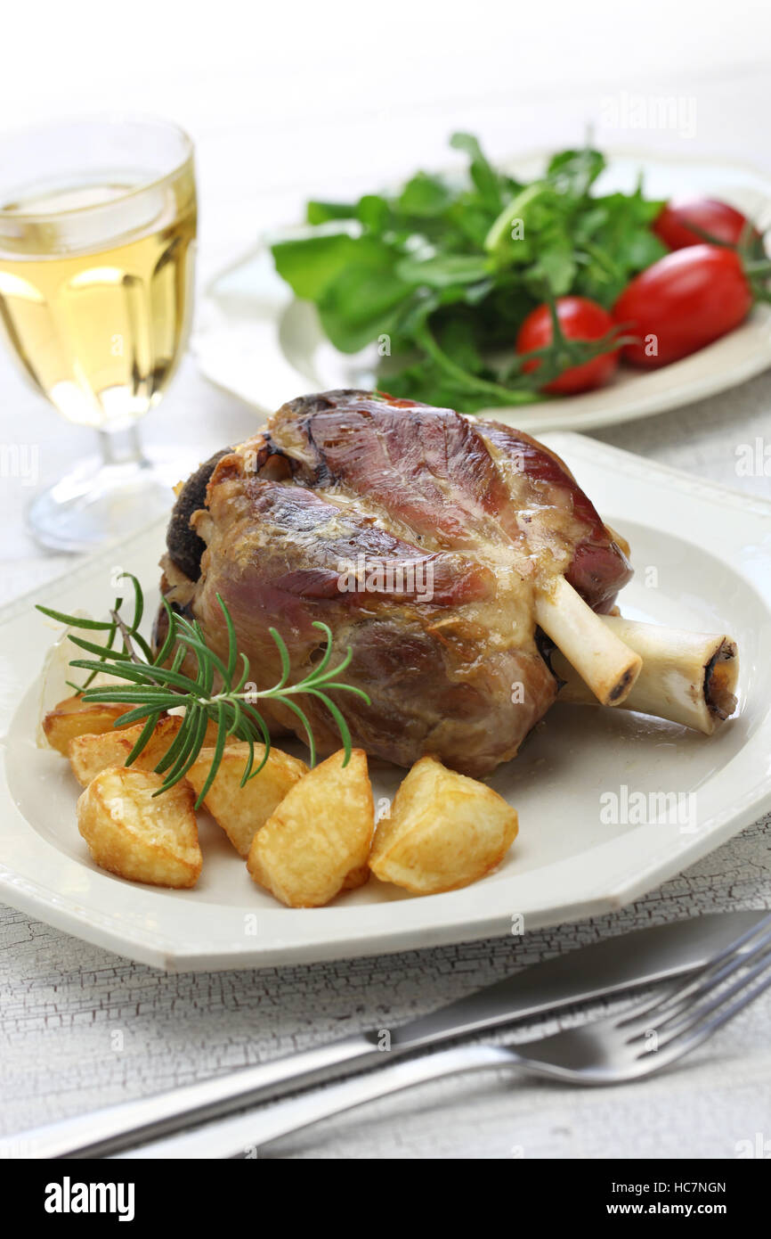 Lo stinco di maiale con patate arrosto, cucina italiana, lo stinco di maiale con patate arrosto Foto Stock