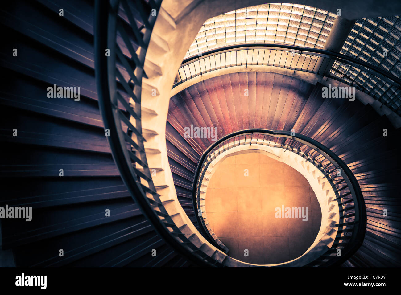 Scalinata a spirale o a forma di turbolenza, fibonacci golden ratio composizione, astratti o concetto di architettura, scuro vintage tono misterioso Foto Stock