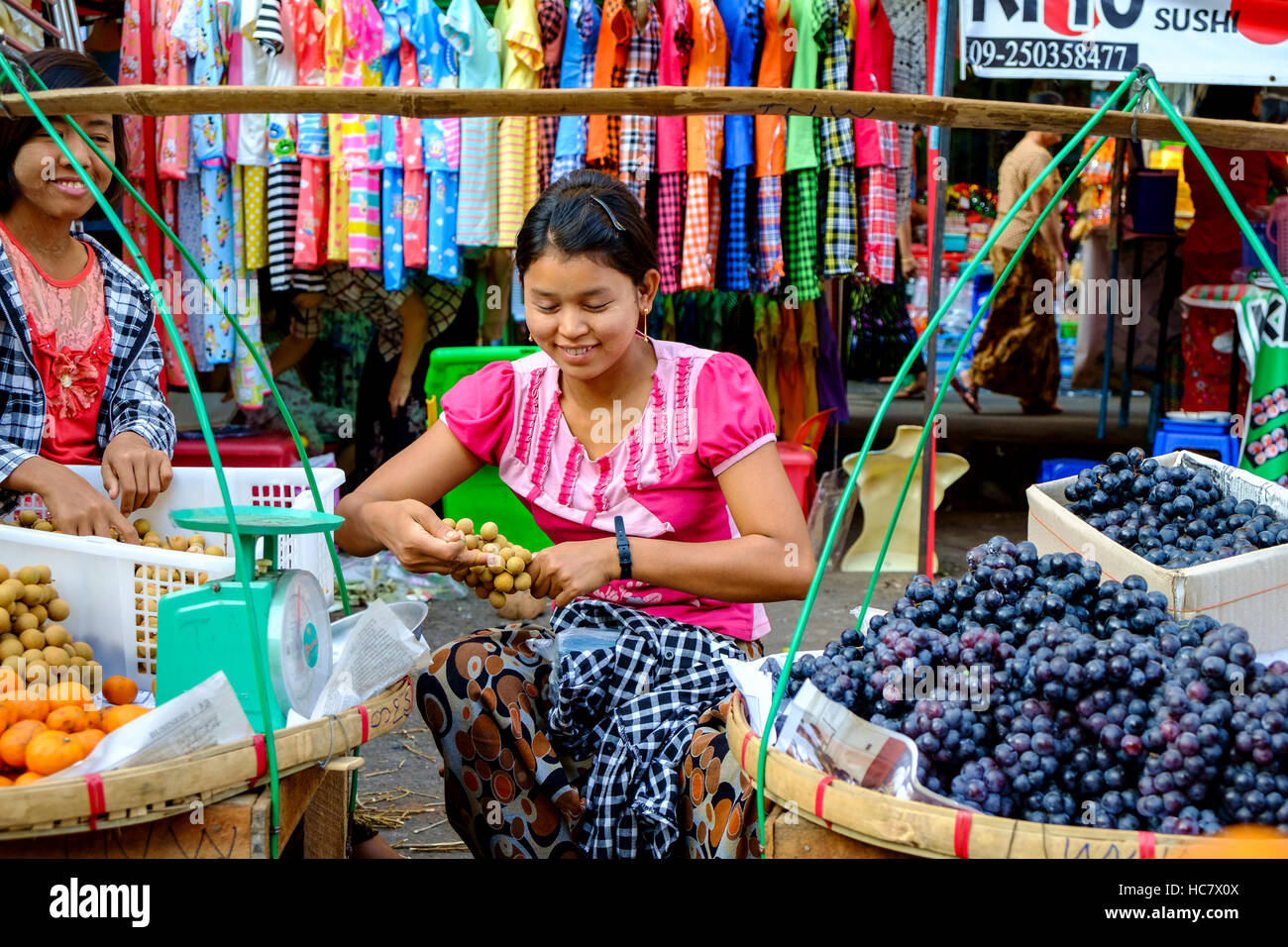 Giovani donne per la vendita di frutta sul Maha Bandoola Road nel centro di Yangon, Myanmar (Birmania). Foto Stock