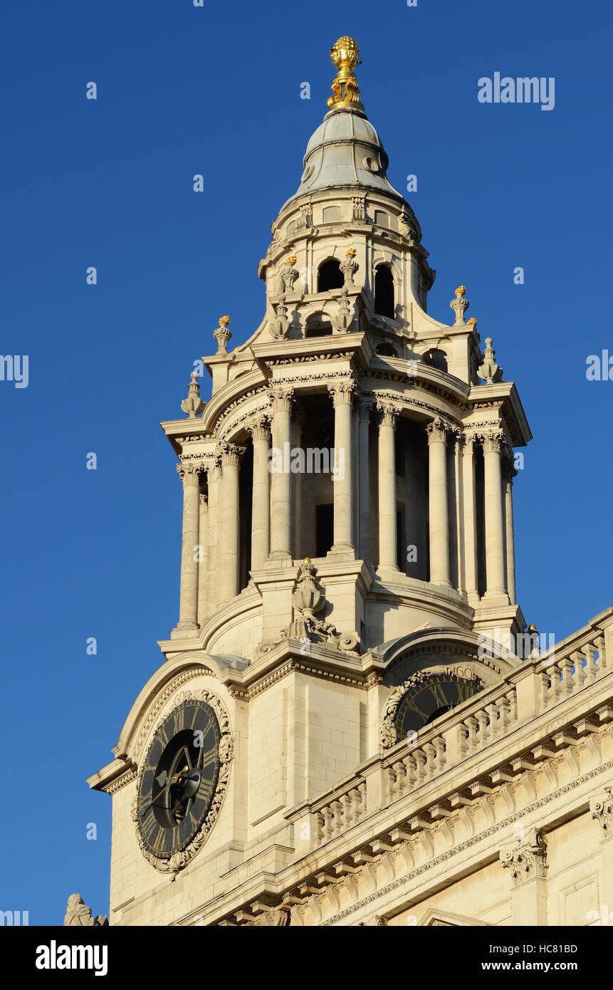 St Pauls. Il sud-ovest la Torre della cattedrale di San Paolo a Londra, con orologi da Langley Bradley nel 1709, sostituito da Smith di Derby nel 1893 Foto Stock