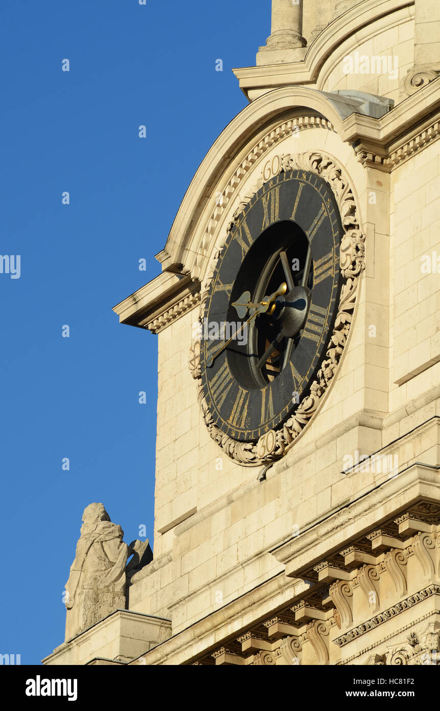 St Pauls. Il sud-ovest la Torre della cattedrale di San Paolo a Londra, con orologi da Langley Bradley nel 1709, sostituito da Smith di Derby nel 1893 Foto Stock