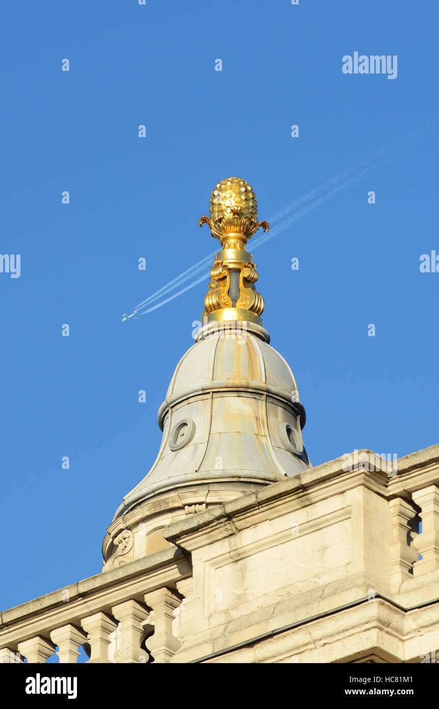 St Pauls. Il sud-ovest la Torre della cattedrale di San Paolo a Londra, con orologi da Langley Bradley nel 1709, sostituito da Smith di Derby nel 1893 Foto Stock