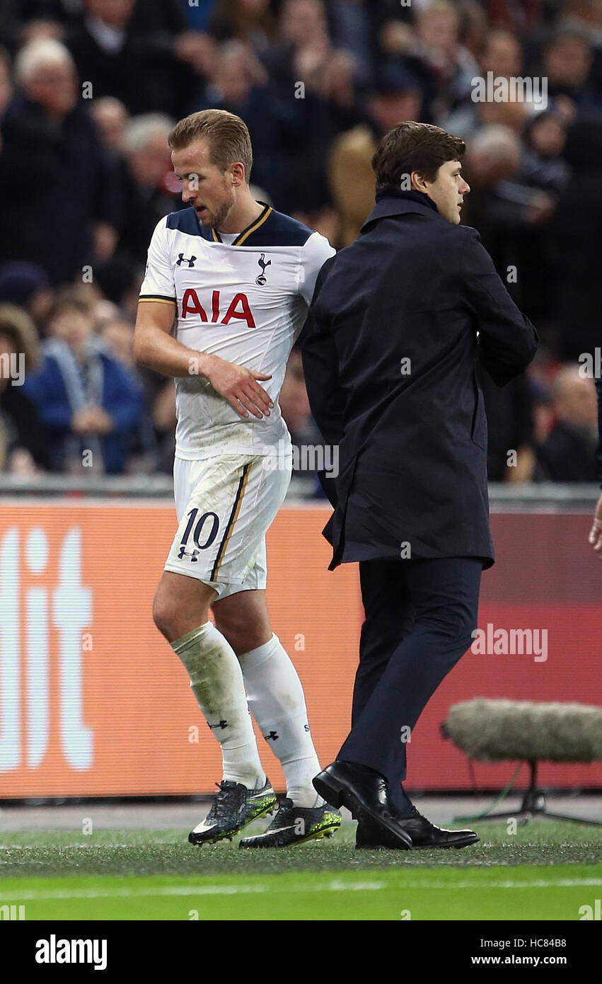 Tottenham Hotspur Harry Kane (sinistra) viene sostituito durante la UEFA Champions League, gruppo e corrispondono allo Stadio di Wembley, Londra. Foto Stock