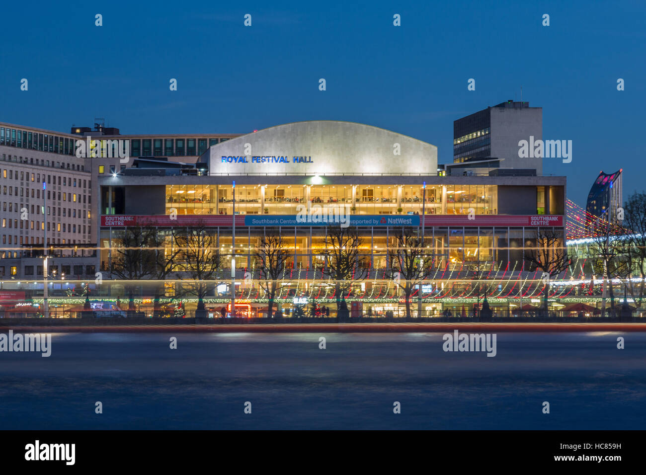 Il Royal Festival Hall di notte, il South Bank di Londra, Regno Unito Foto Stock