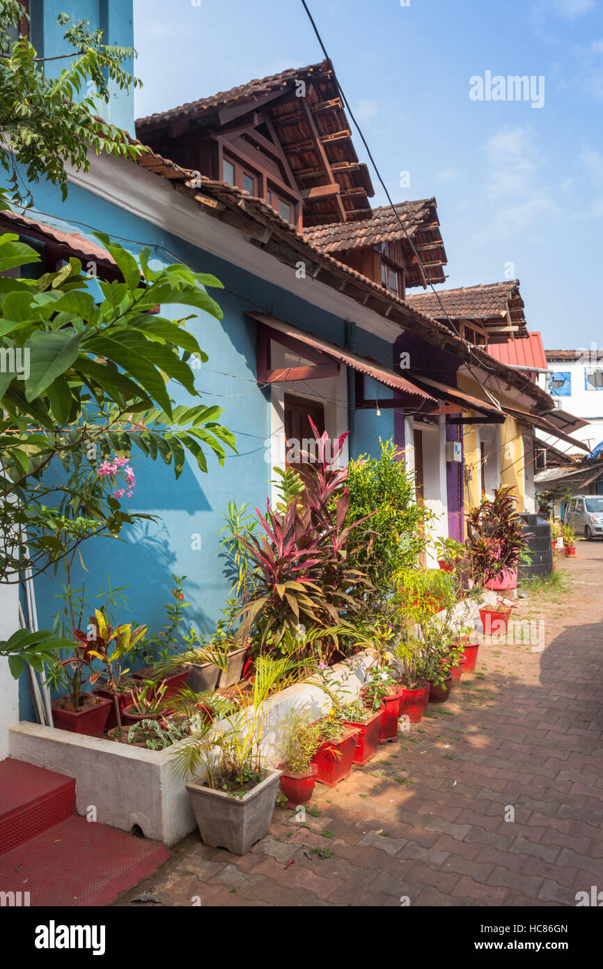Strada colorato di case, Panjim, Goa, India Foto Stock