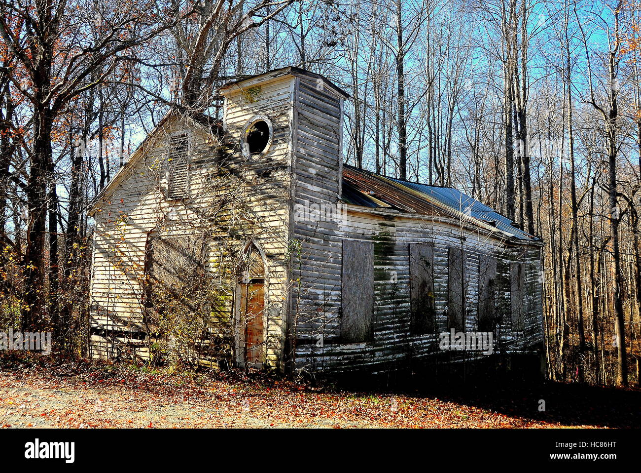 Pittsboro, North Carolina - 7 Dicembre 2016: fatiscenti rovine di un abbandono della chiesa di legno sul percorso 15-501 vicino Bynum Foto Stock