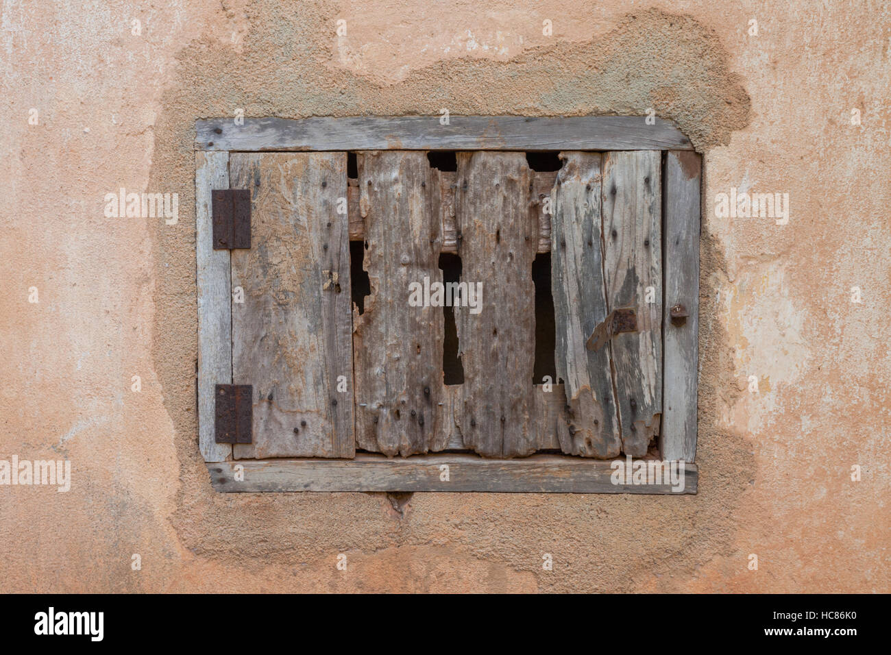Vecchia finestra con persiane di legno in un cattivo stato di riparazione, India Foto Stock