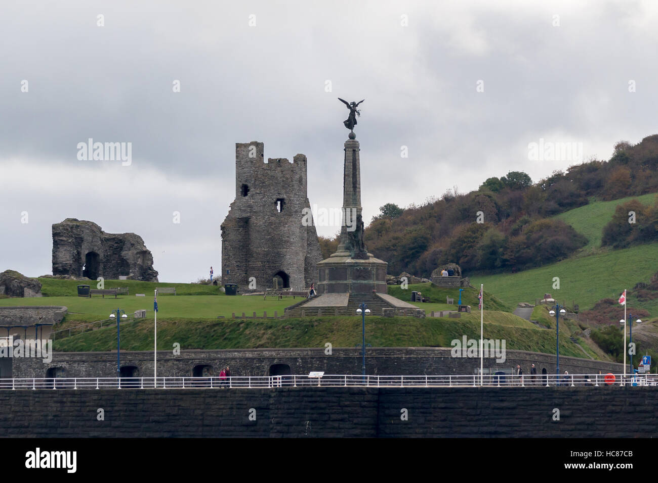 Una vista di Aberystwyth Memoriale di guerra e le rovine del castello come visto dal mare Foto Stock