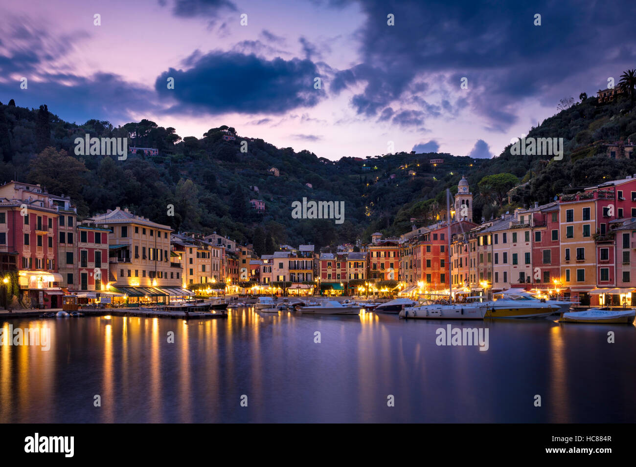 Crepuscolo sulla città portuale di Portofino, Liguria, Italia Foto Stock