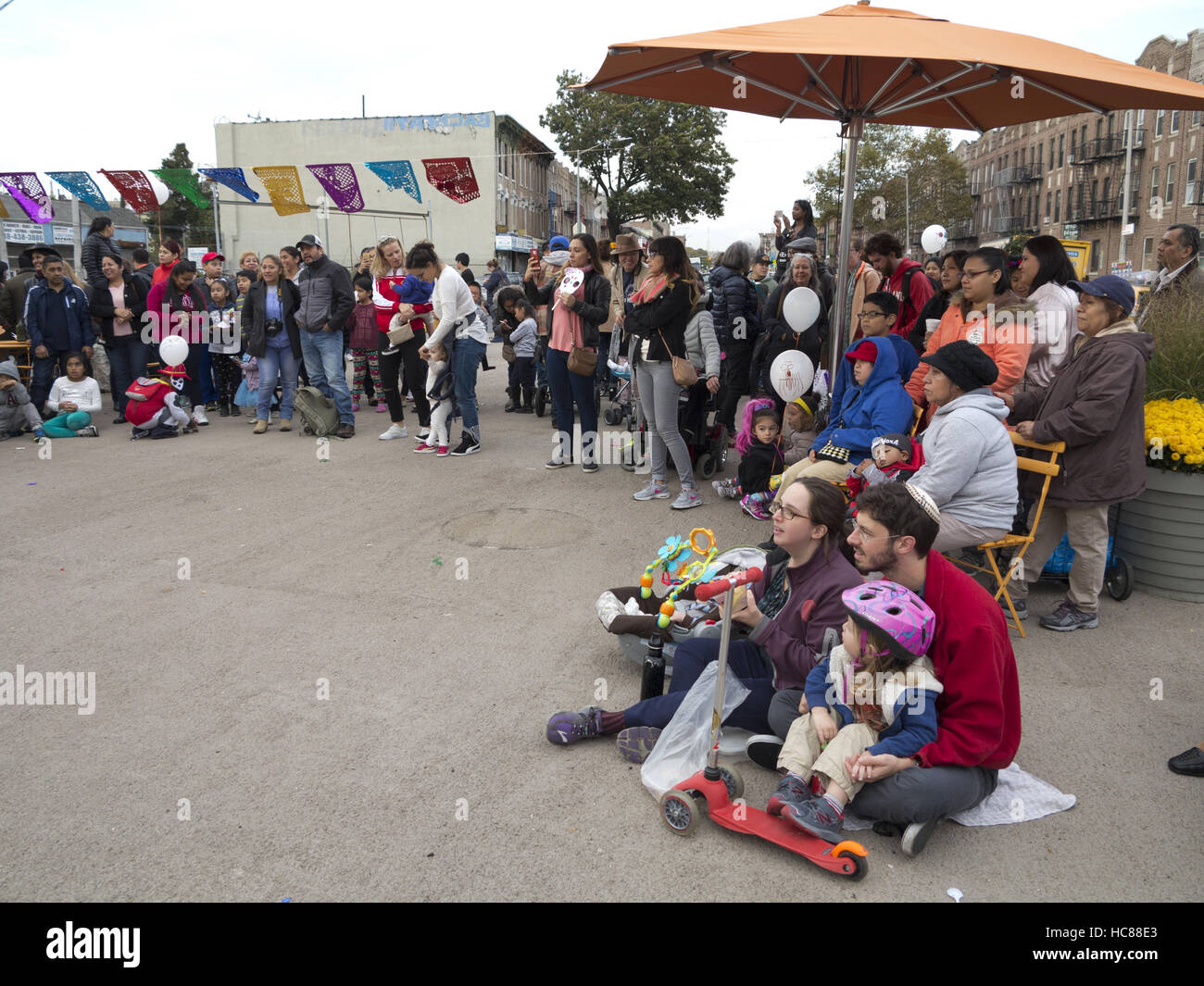 La comunità locale si unisce le famiglie messicane in prima Giornata annuale dei morti in festa a Kensington, di Brooklyn a New York, 2016. Foto Stock