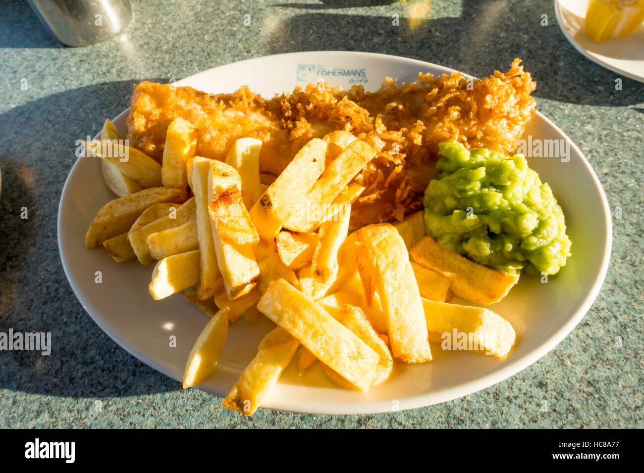 Ottimo pesce e patatine fiacco piselli al Fishermans moglie Cafe a Whitby Foto Stock