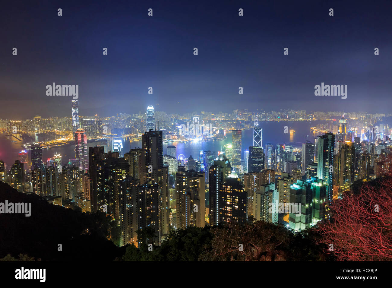 Il famoso Victoria Peak scena notturna a Hong Kong, Cina Foto Stock