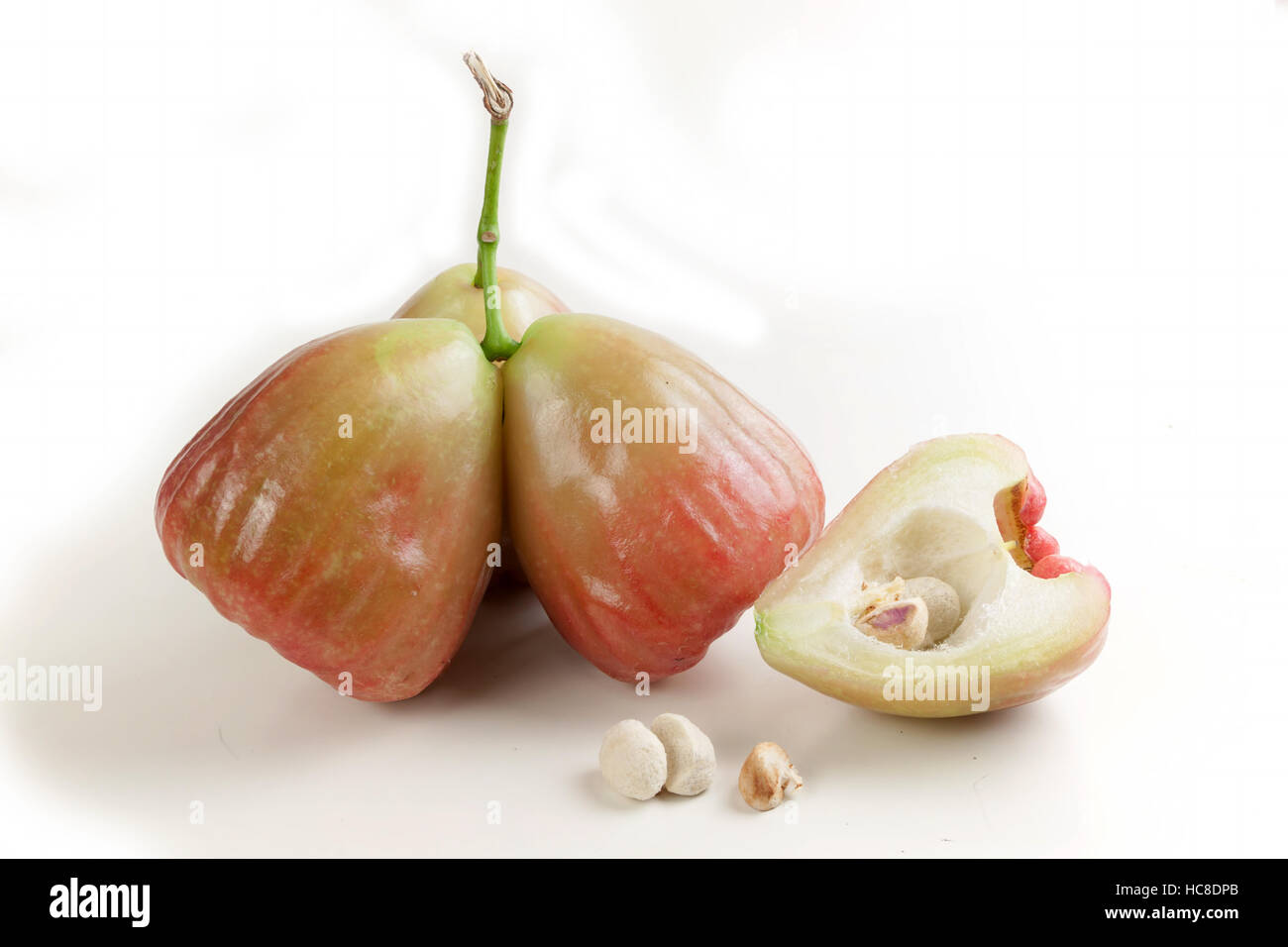 Rosa verde di Apple (chomphu) isolato su sfondo bianco. La frutta forma di cuore. Foto Stock