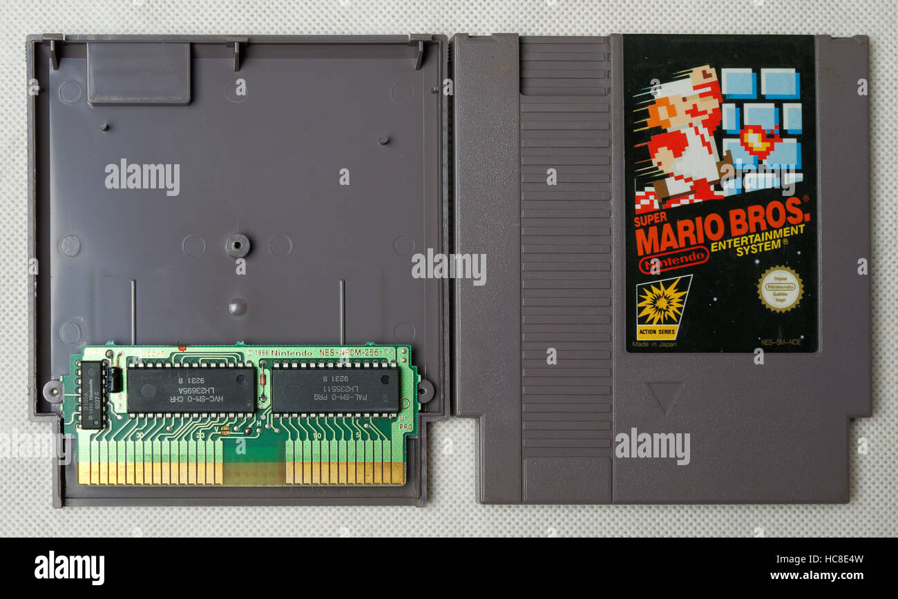 Aperto a cartuccia per Nintendo NES console di gioco Super Mario Bros Foto Stock