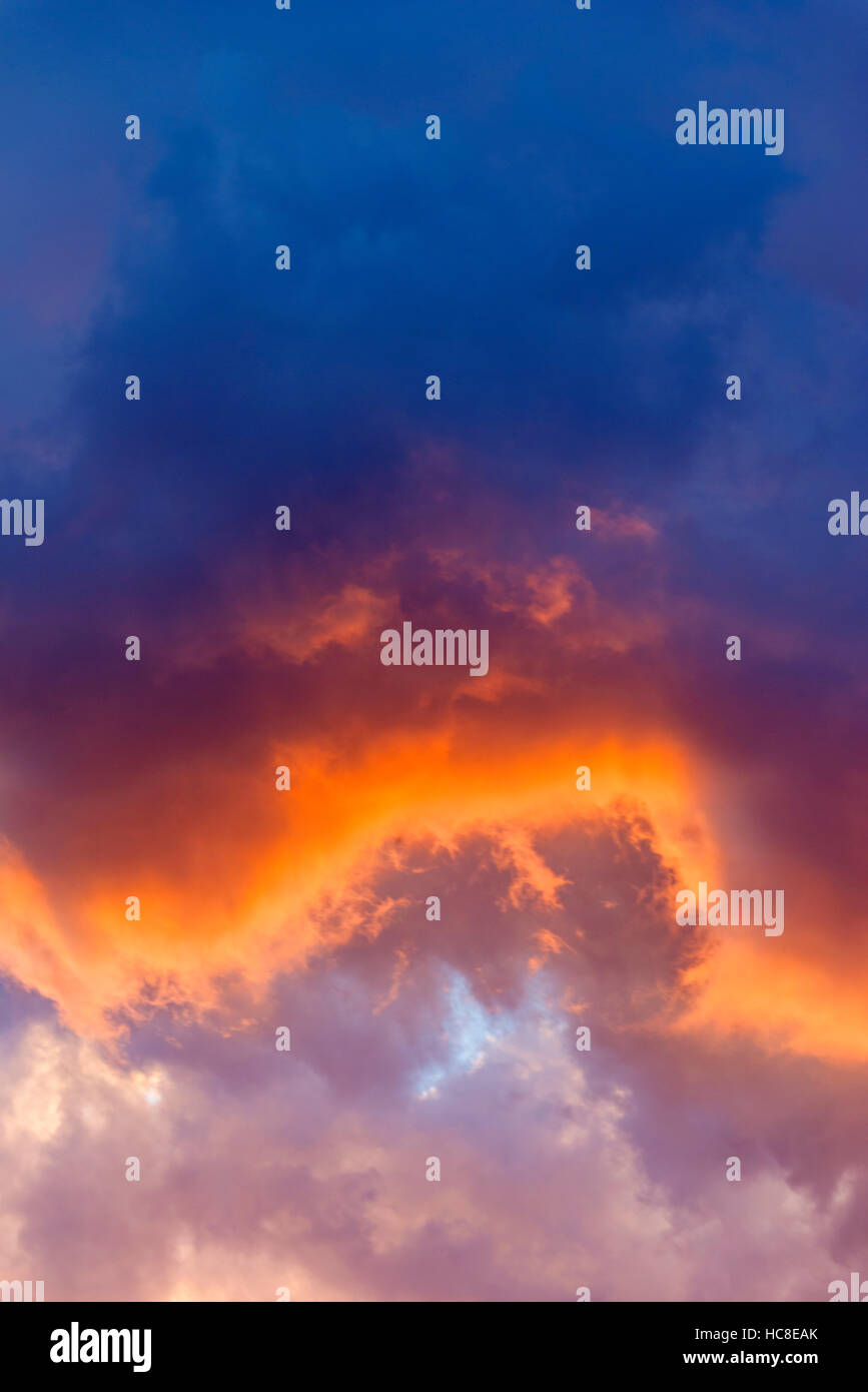 Nuvole drammatico tramonto Africa colori vivaci colori Foto Stock