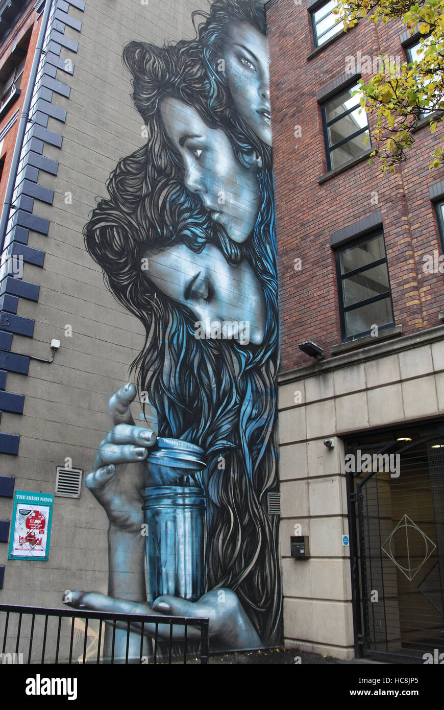 Il Murale in Belfast City Centre chiamato Pandoras Jar da artista americano Chirstina Angelina che è anche noto come Starfighter un Foto Stock