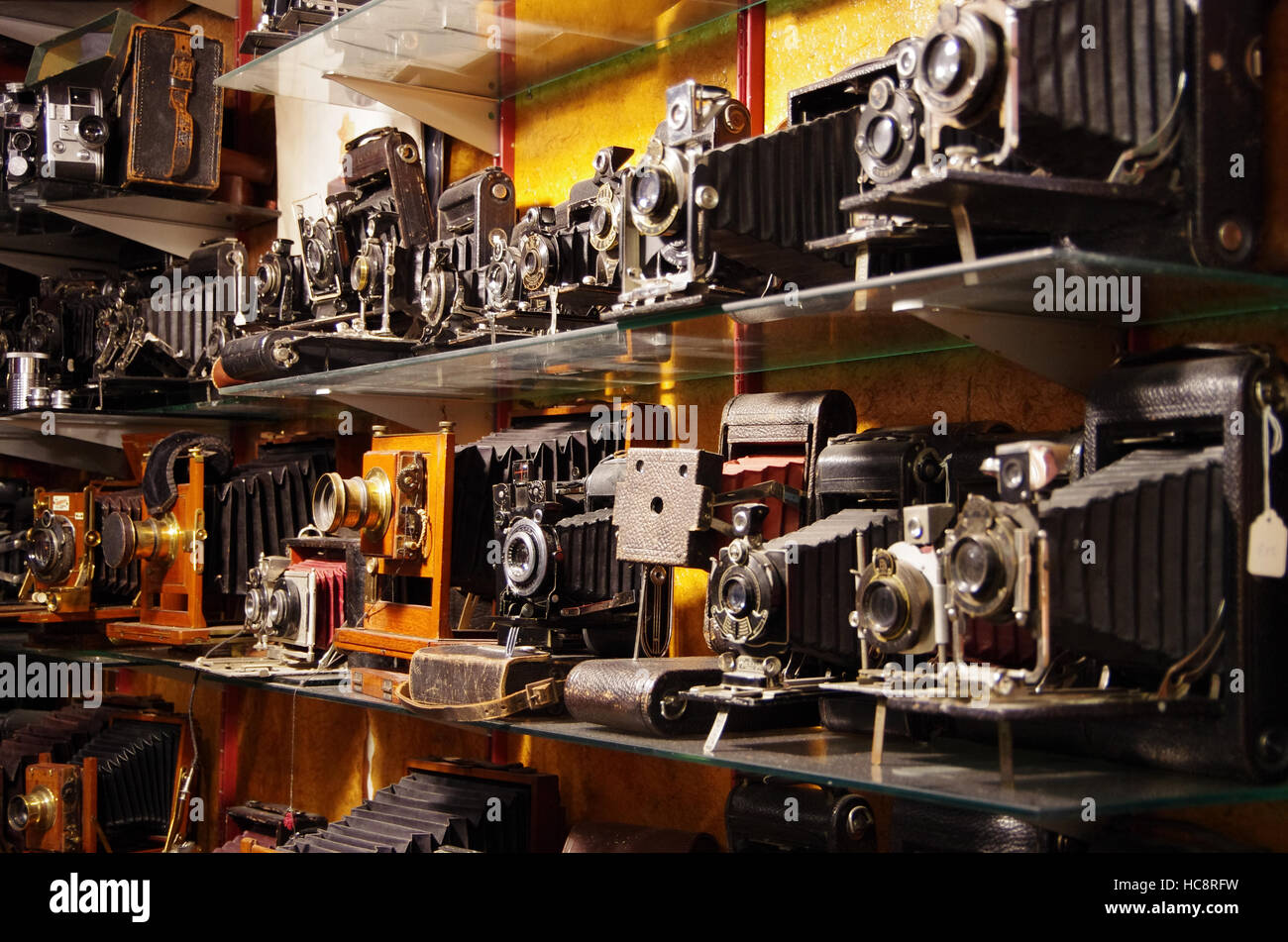 LONDON, Regno Unito - 01 dic 2016 - macchine fotografiche d'epoca in Portobello Market Foto Stock