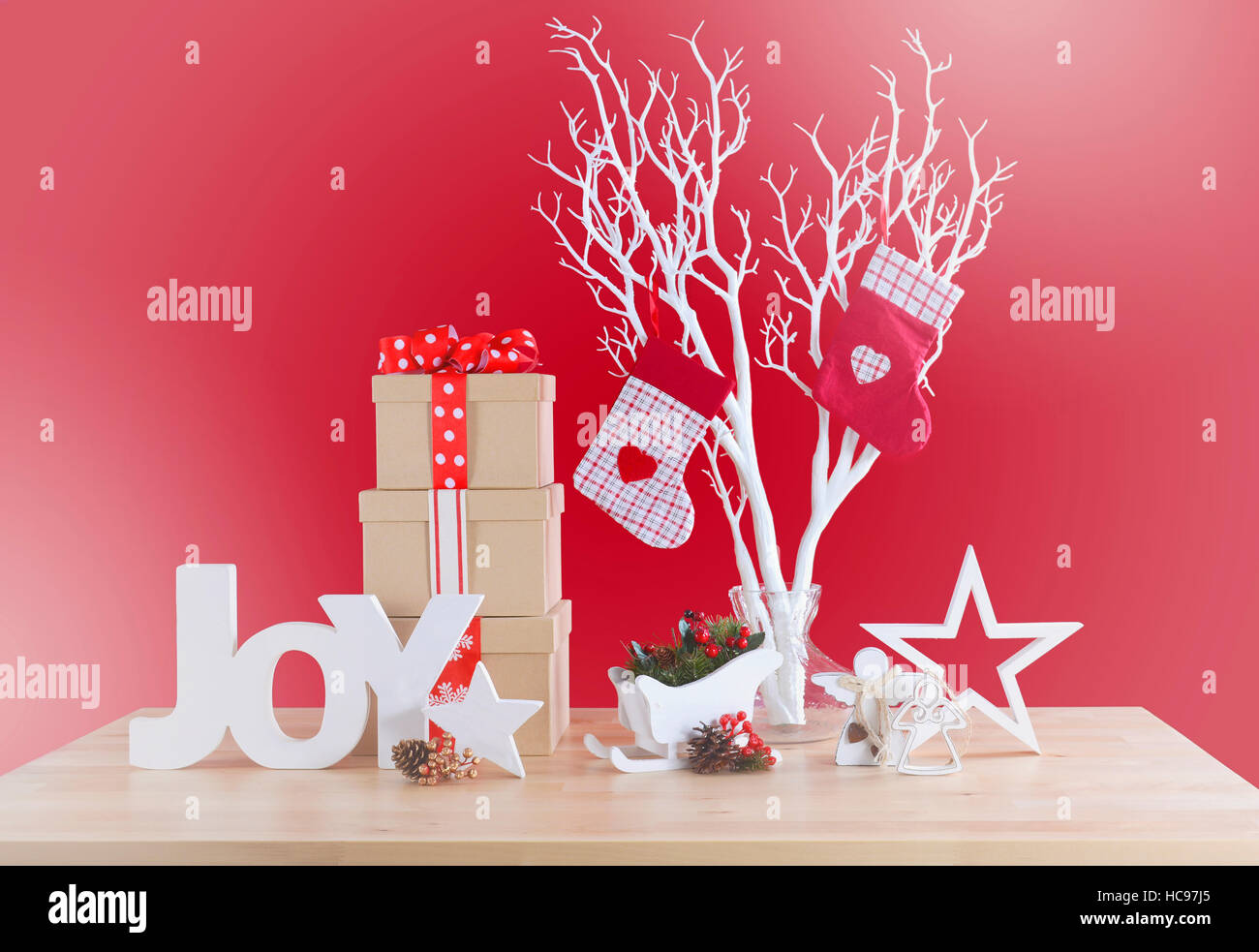 Tema moderno rosso e bianco tema natale tabella con ramo di albero e decorazioni, con applicata sbiadito in stile retrò i filtri. Foto Stock