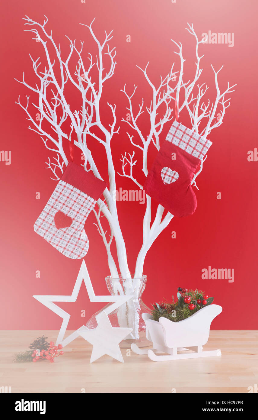Tema moderno rosso e bianco tema natale tabella con ramo di albero e decorazioni, con applicata sbiadito in stile retrò i filtri. Foto Stock