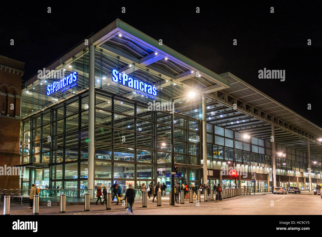 Dalla stazione ferroviaria internazionale di St Pancras di notte. Foto Stock