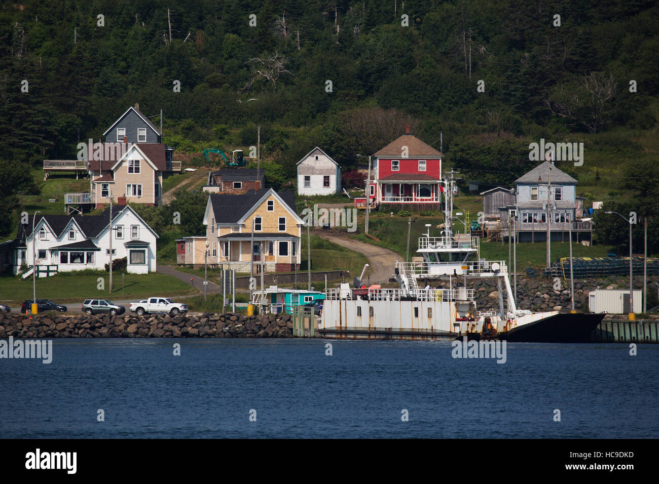Gli edifici sul lungomare a Digby collo in Nova Scotia, Canada. Un traghetto sorge presso il molo. Foto Stock