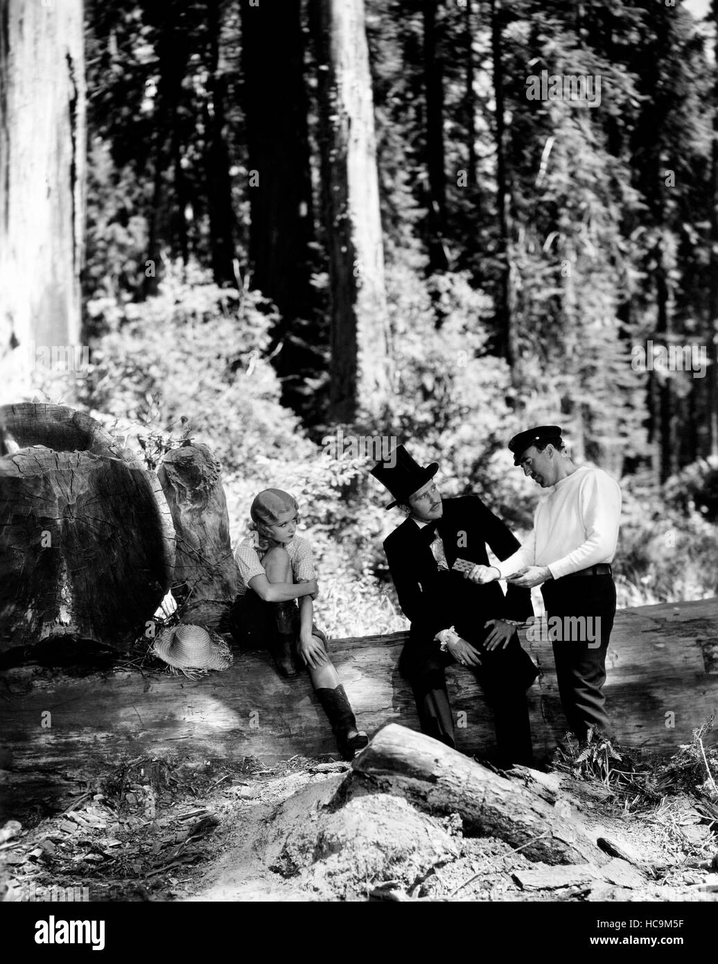 Ragazza selvaggia, da sinistra: Joan Bennett, Ralph Bellamy, direttore Raoul Walsh il set nel Parco Nazionale di Sequoia, 1932, TM & Copyright © Foto Stock