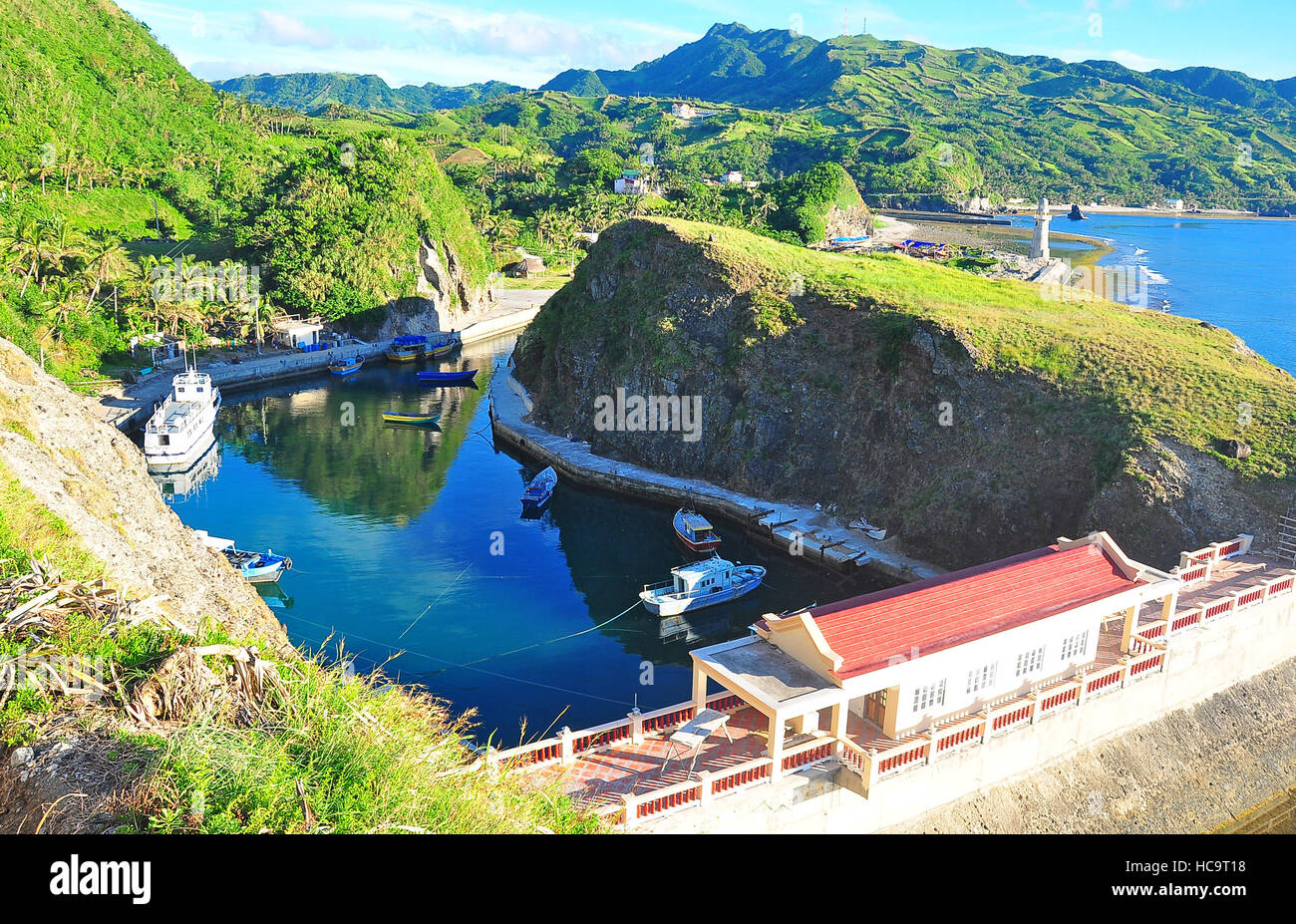 Vista sulla la barca Mahatao Shelter porto dove le barche sono protetti da tifoni in basco, Batanes. Foto Stock