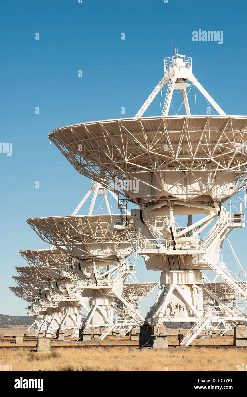 L'array di satelliti del radiotelescopio puntava verticalmente verso il cielo presso l'osservatorio Very Large Array (VLA) in New Mexico, USA, Stati Uniti d'America Foto Stock