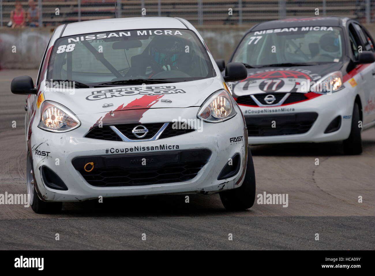 Nissan Micras gara per la Nissan Micra Challenge Cup tenutasi durante il GP3R nel weekend di Tre-Fiumi, Québec Foto Stock