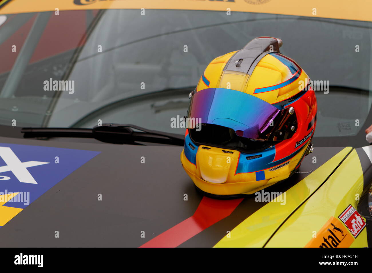 Una gara casco del pilota sul cofano di una vettura pronto per la gara in CTCC, Canadian Touring Car Championship Foto Stock