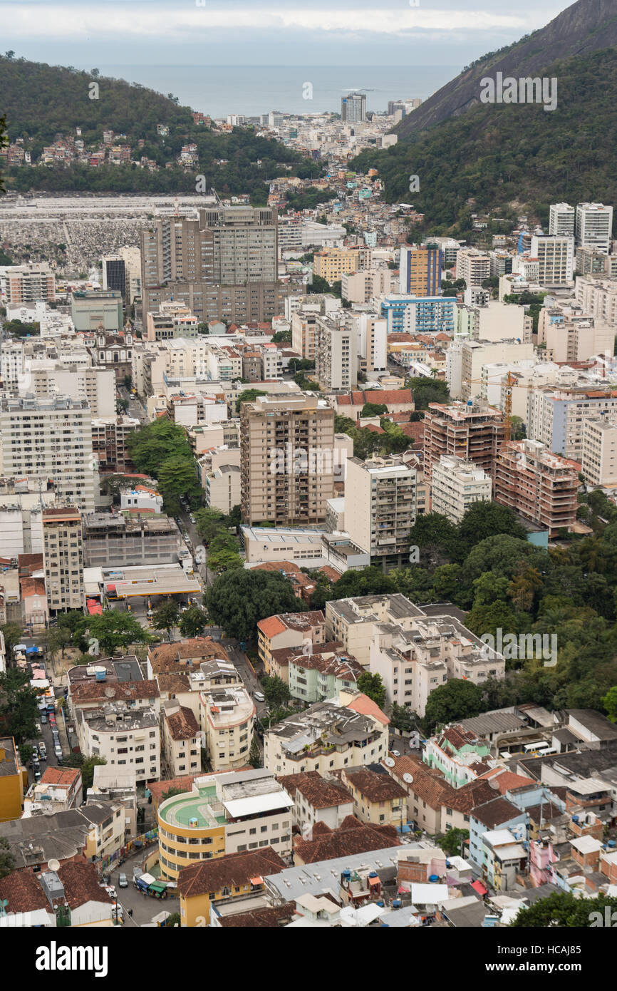 Il quartiere di Flamengo guardando verso Copacabana visto dalla collina in favela di Santa Marta a Rio de Janeiro in Brasile. Foto Stock