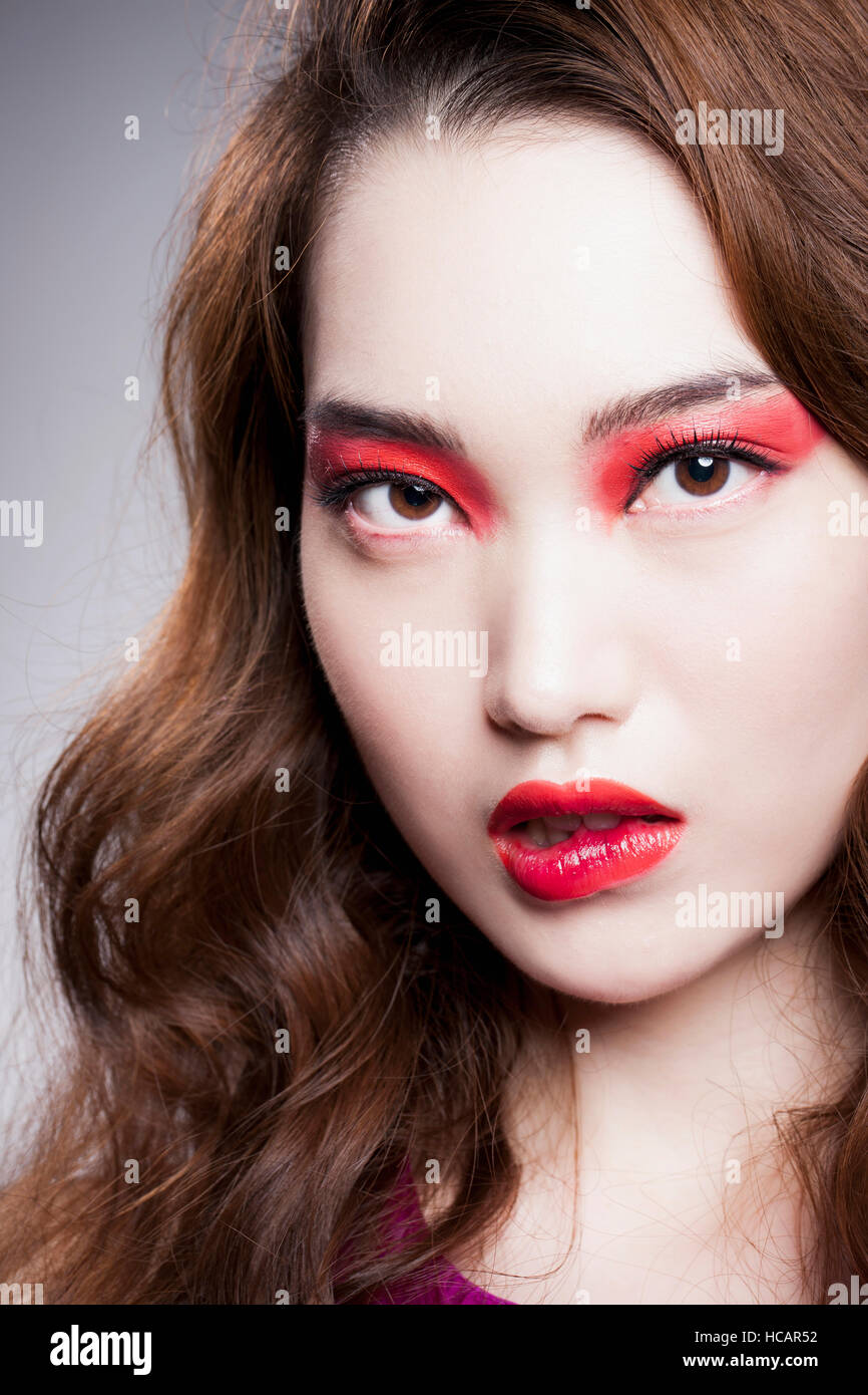Ritratto di giovane donna coreana in red eye shadow e rws labbra Foto Stock