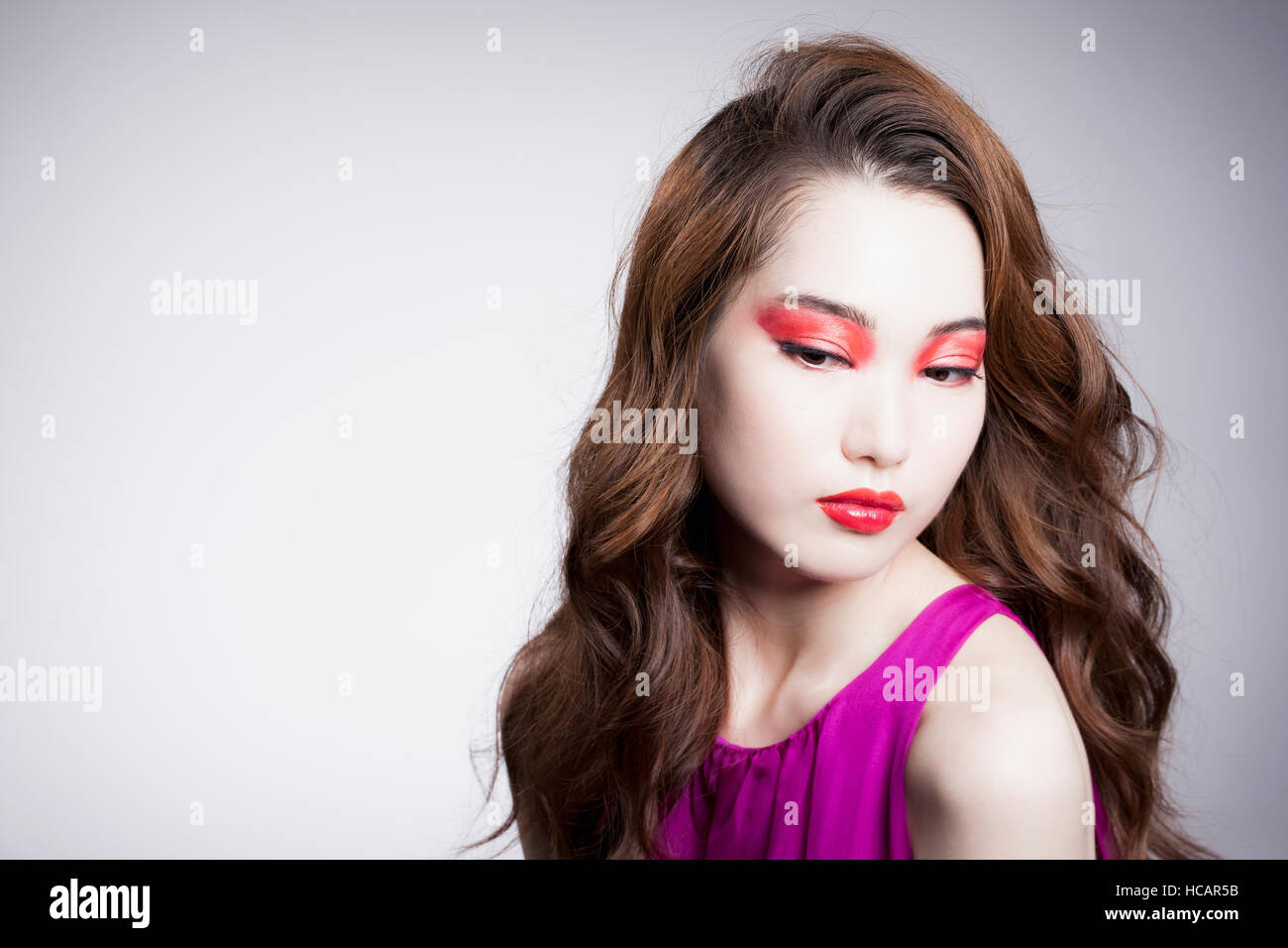 Ritratto di giovane donna coreana in red eye shadow e labbra rosse Foto Stock