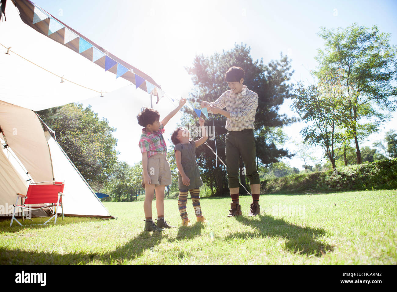 Amare.Il padre, il figlio e la figlia di camping Foto Stock