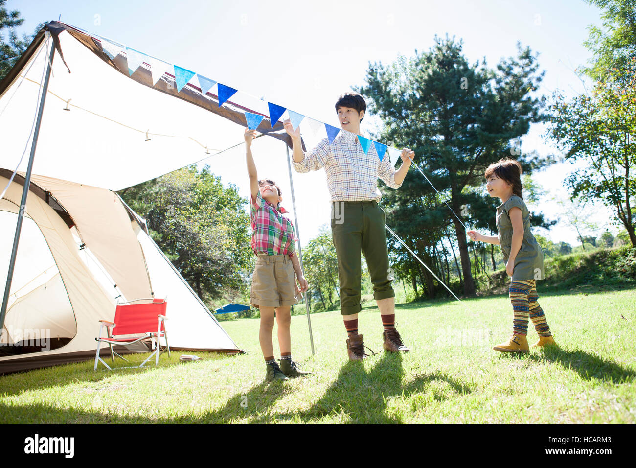 Amare il padre, il figlio e la figlia di camping Foto Stock