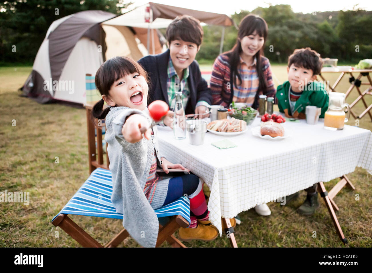 Armoniosa famiglia avente camping Foto Stock