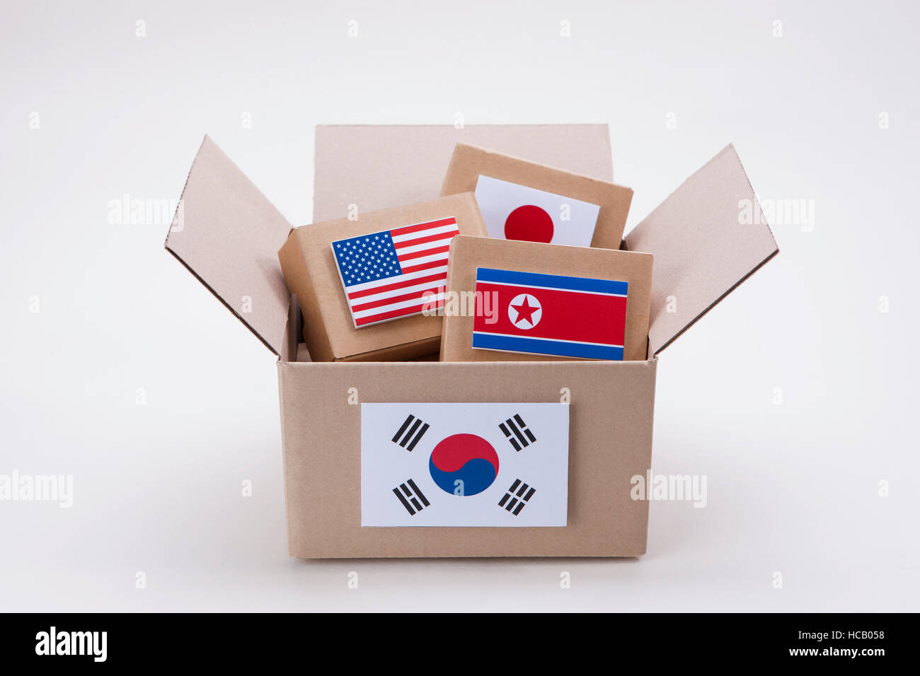 Scatole con bandiere nazionali in una grande scatola con bandiera coreana Foto Stock