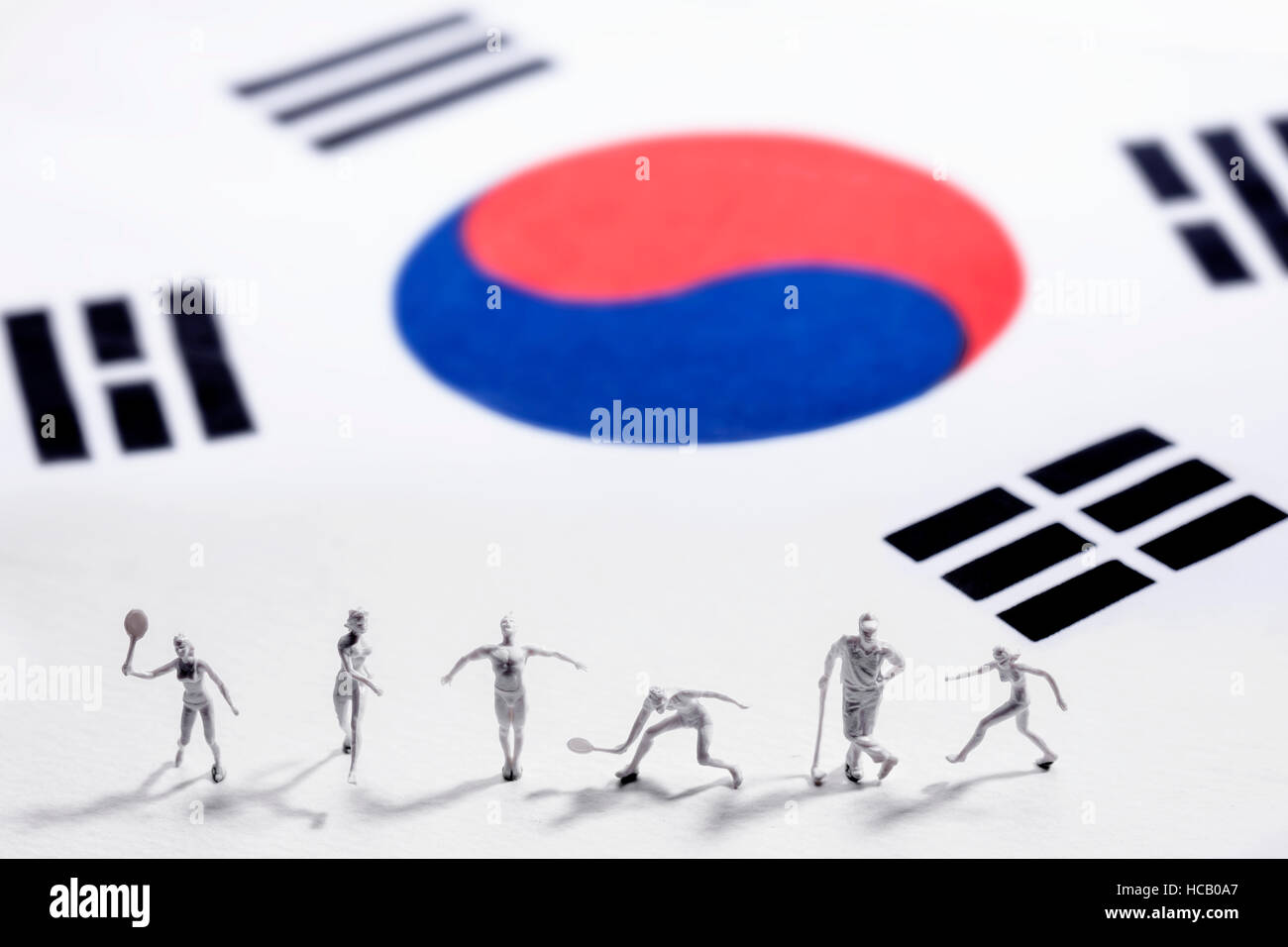 Le figure di vari sport giocatori contro Bandiera coreana Foto Stock